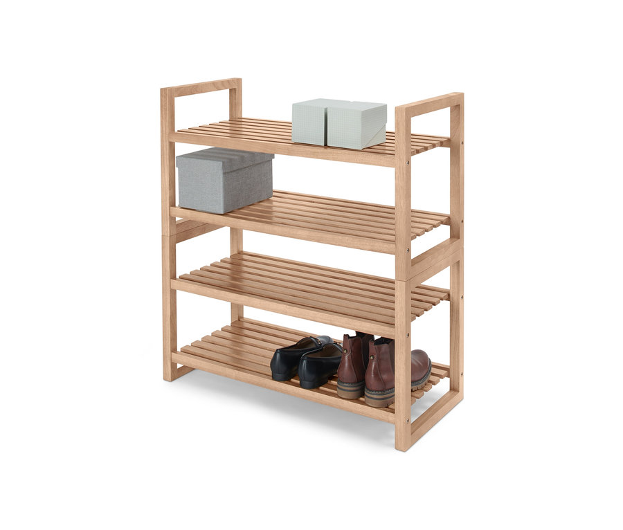 Ein vierstöckiges, stapelbares Regal aus Massivholz mit darauf gelagerten Kisten und Schuhen.