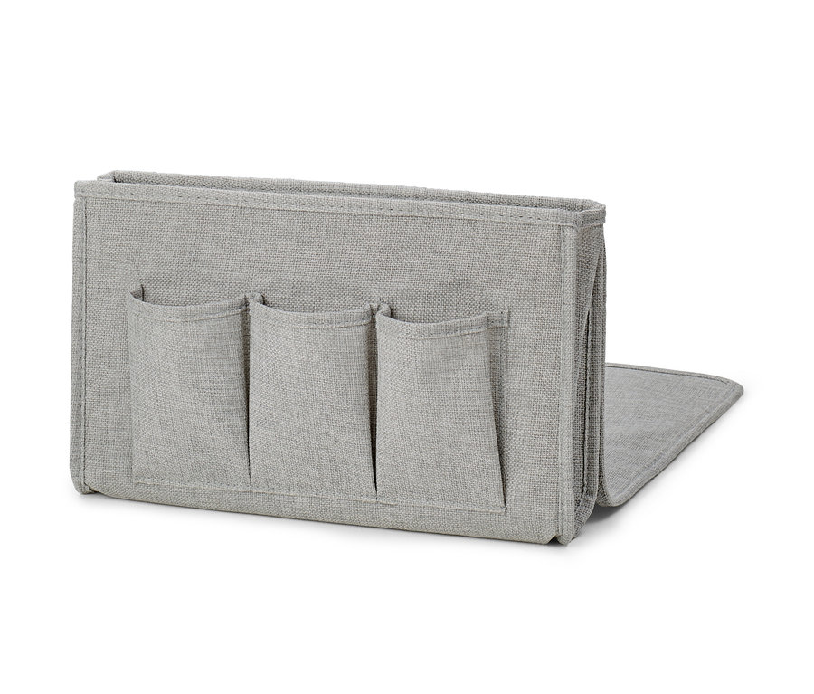 Grauer Bett-und-Couchorganizer mit Taschen.