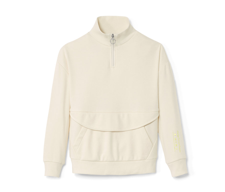 Cremefarbener Kinder-Troyer mit Reißverschluss am Kragen.