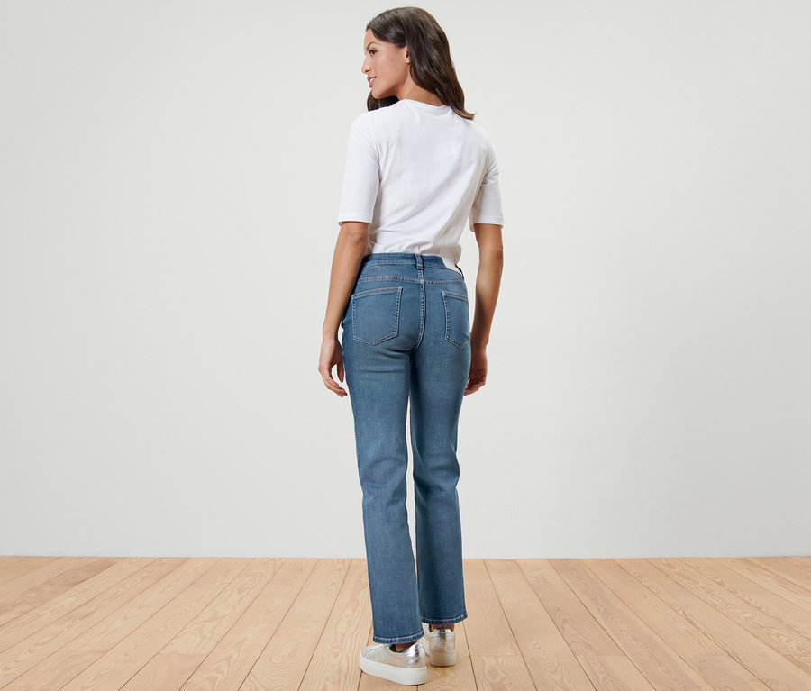 Frau von hinten trägt Straight Jeans – Fit »Kira« und ein weißes T-Shirt.