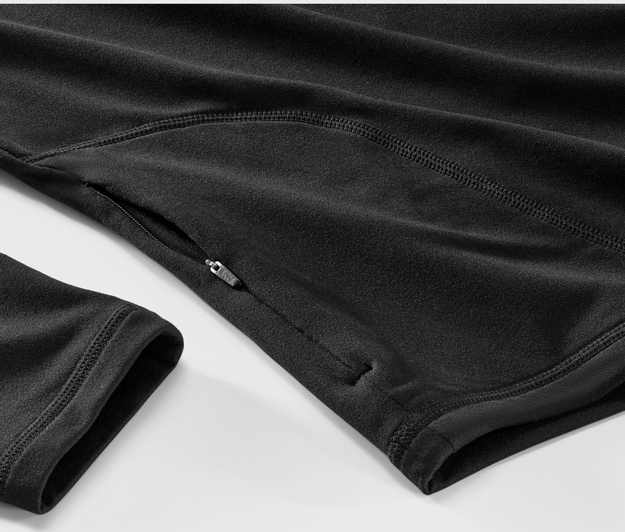 Detailaufnahme eines schwarzen Thermo-Funktionsshirts mit langem Ärmel und Reissverschluss am Ärmel.