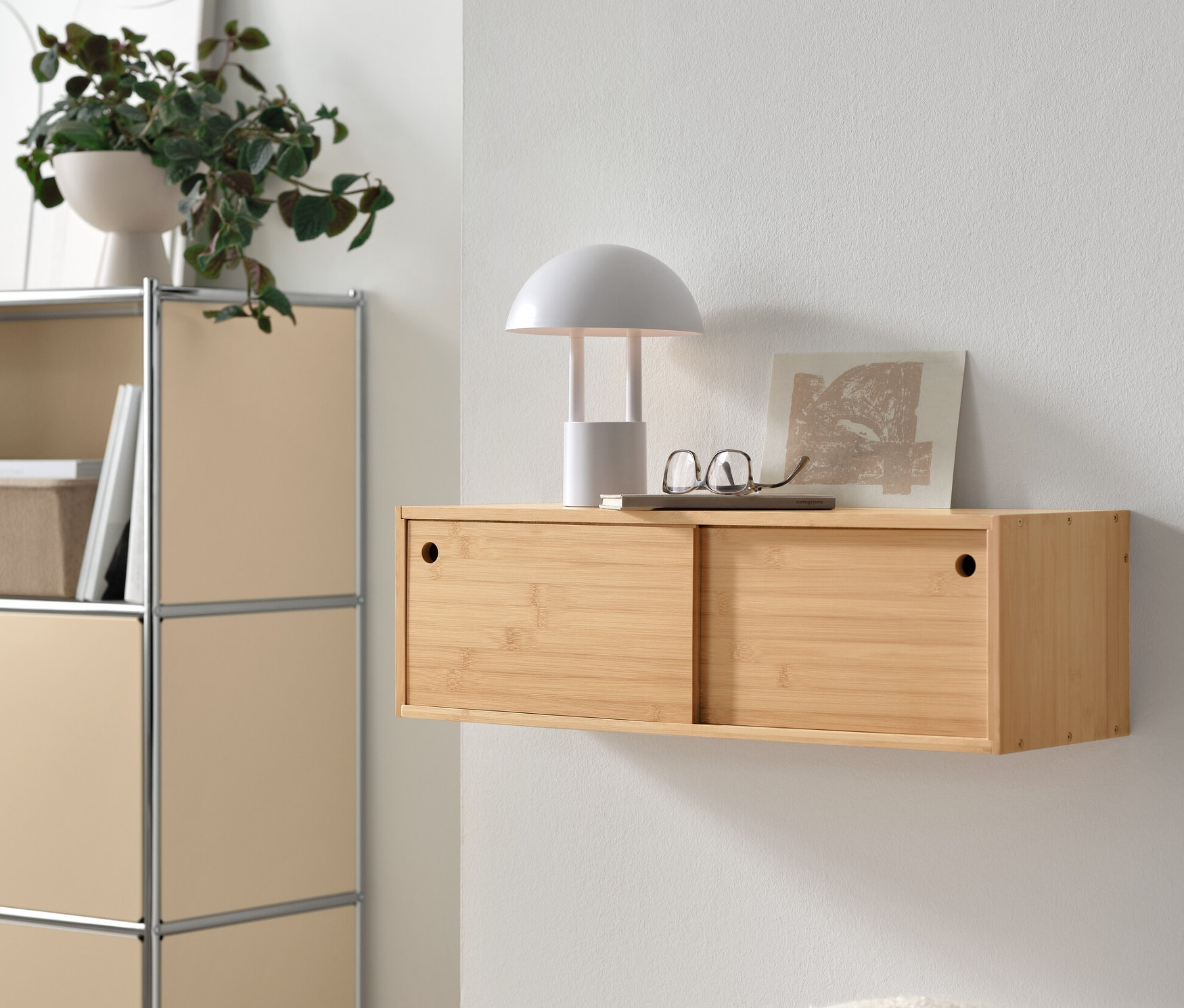 Wandregal mit Schiebetüren neben Kommode Metall »CN3« mit 2 Klappen und creme Hocker »Trondheim« von DOMO collection.