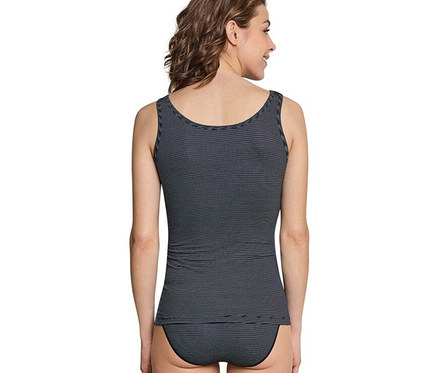 Rückansicht einer Frau in 2 SCHIESSER Trägertops mit Modal, dunkelblau, Streifen.