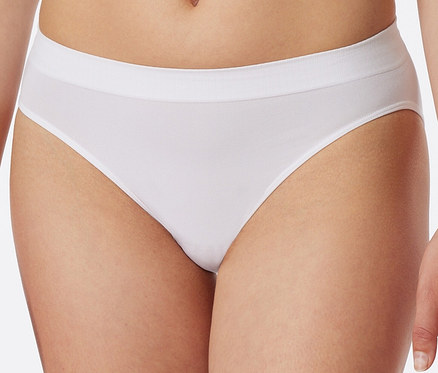 Frau trägt weißen SCHIESSER Rio Slip.