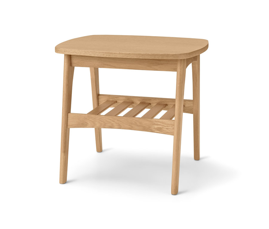 Ein Holztisch mit vier Beinen und einem unteren Regal mit Lamellen.