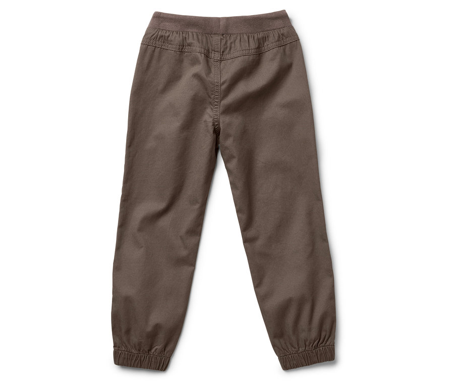 Rückansicht einer braunen Hose mit Kordelzug und Gummibund, die auf einem weißen Hintergrund liegt.