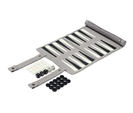 Ein aufgerolltes Backgammon mit weißen und schwarzen Spielsteinen und Würfeln.