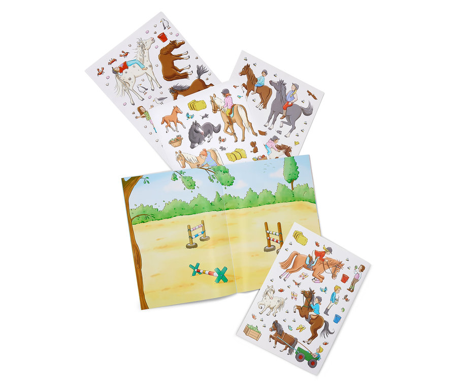 Das Bild zeigt ein geöffnetes Buch mit einer Illustration einer Reitarena und vier Blätter mit Aufklebern mit Motiven von Pferden und Reitern.