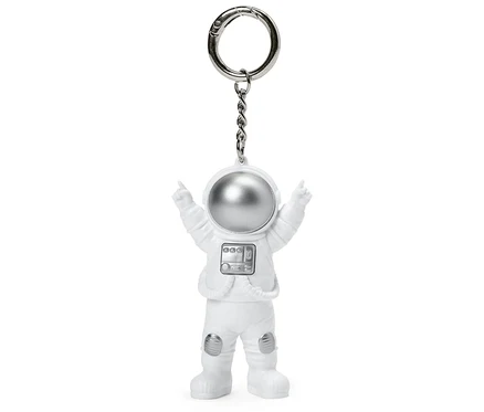 Weißer Schlüsselanhänger in Form eines Astronauten mit ausgestreckten Armen.