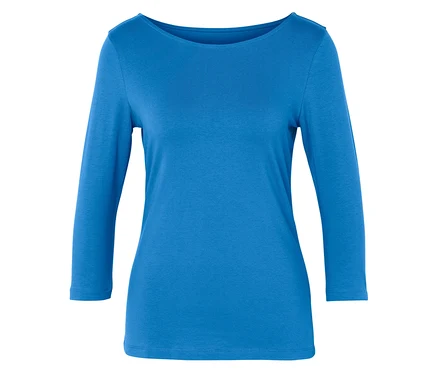 Blaues Shirt mit Dreiviertelärmeln.