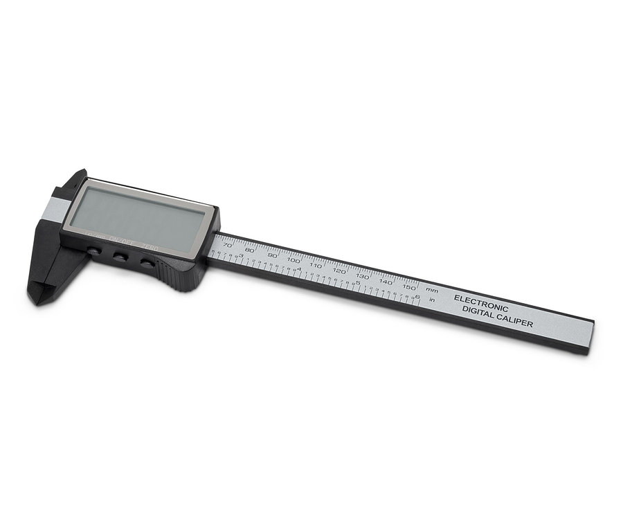 Ein digitaler Messschieber liegt auf einem weißen Hintergrund.