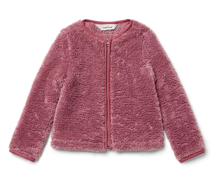 Eine rosa, flauschige Fleecejacke mit Reißverschluss liegt auf einem weißen Hintergrund.