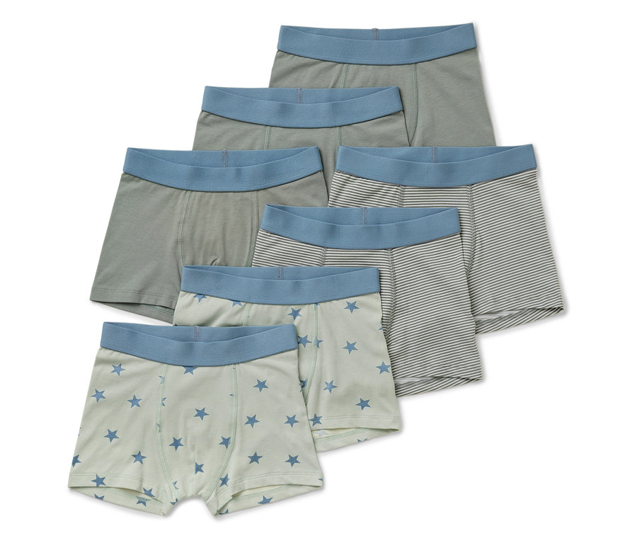 Sechs Jungen Boxershorts mit verschiedenen Mustern. Eine ist hellgrün, eine gestreift und eine mit Sternen.
