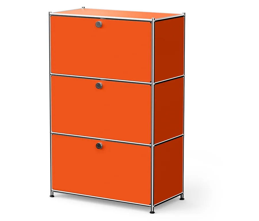 Orangefarbener Schrank mit drei Schubladen und Chromrahmen.