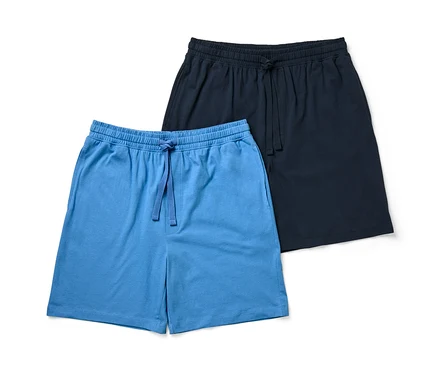 Zwei Pyjamashorts, eine hellblaue und eine dunkelblaue.