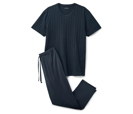 Ein dunkelblauer Schlafanzug, bestehend aus einem T-Shirt und einer Hose, liegt auf einem weißen Hintergrund.