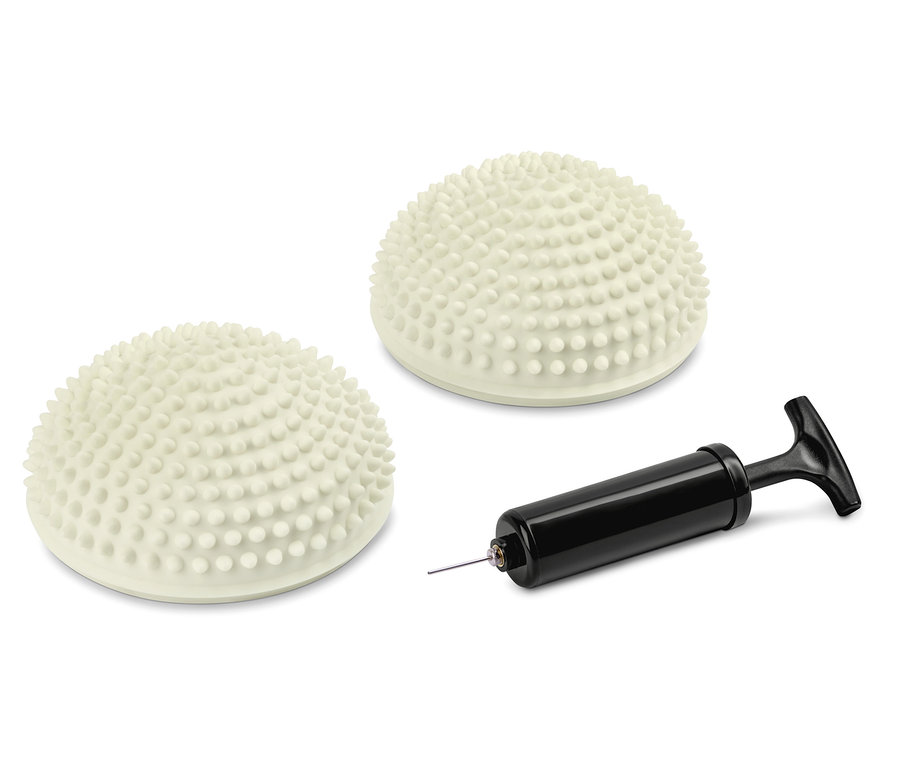 Zwei Balance-und-Massage-Pads und eine Pumpe.