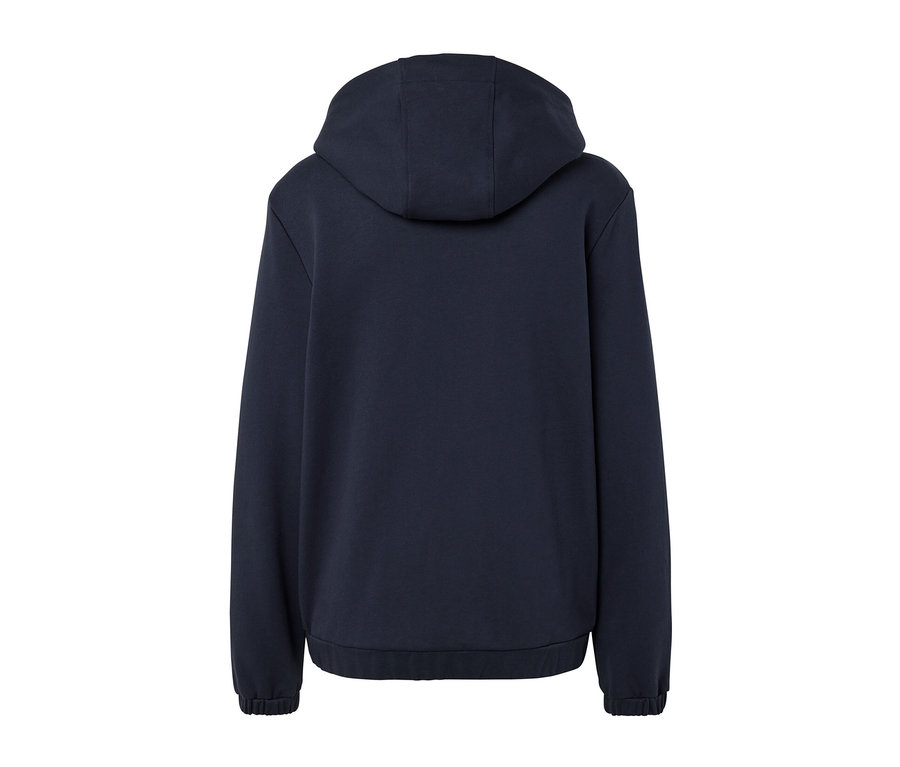 Detail der Rückseite einer dunkelblauen Sweatjacke.