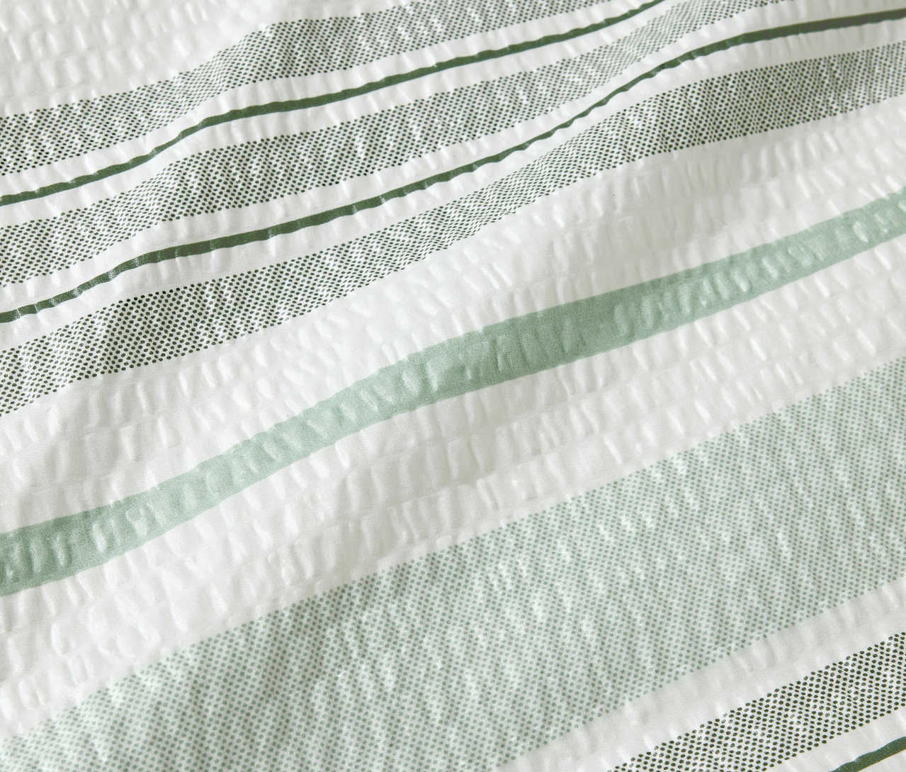 Detail der Seersucker-Microfaser-Bettwäsche in Normalgröße mit weißen und grünen Streifen.