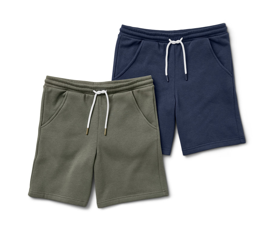 Zwei Kinder-Sweatshorts, eine olivgrün, die andere dunkelblau.