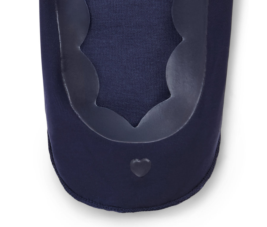 Nahaufnahme eines Paars marineblauer Magic-Cut-Füßlinge.