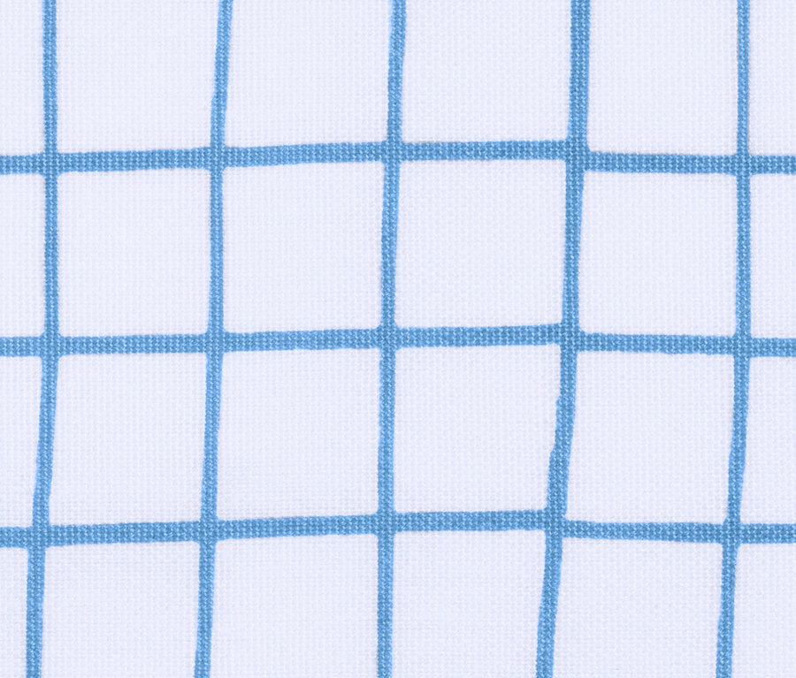 Detailansicht eines Tischläufers mit Alloverprint aus blauen Quadraten auf weißem Grund.