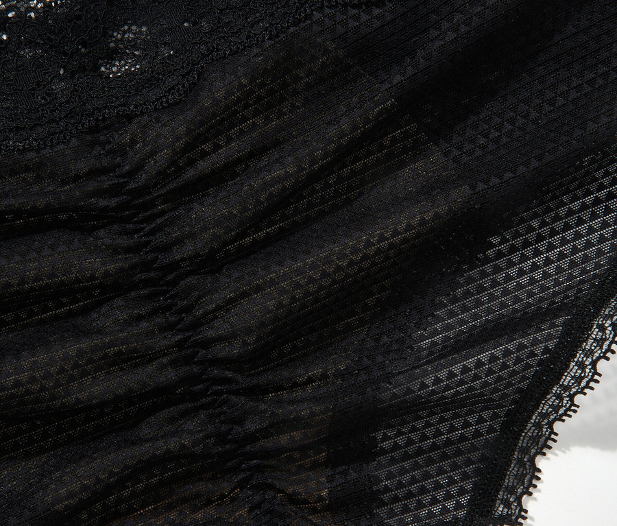 Detailaufnahme von schwarzen Spitzenunterhosen.