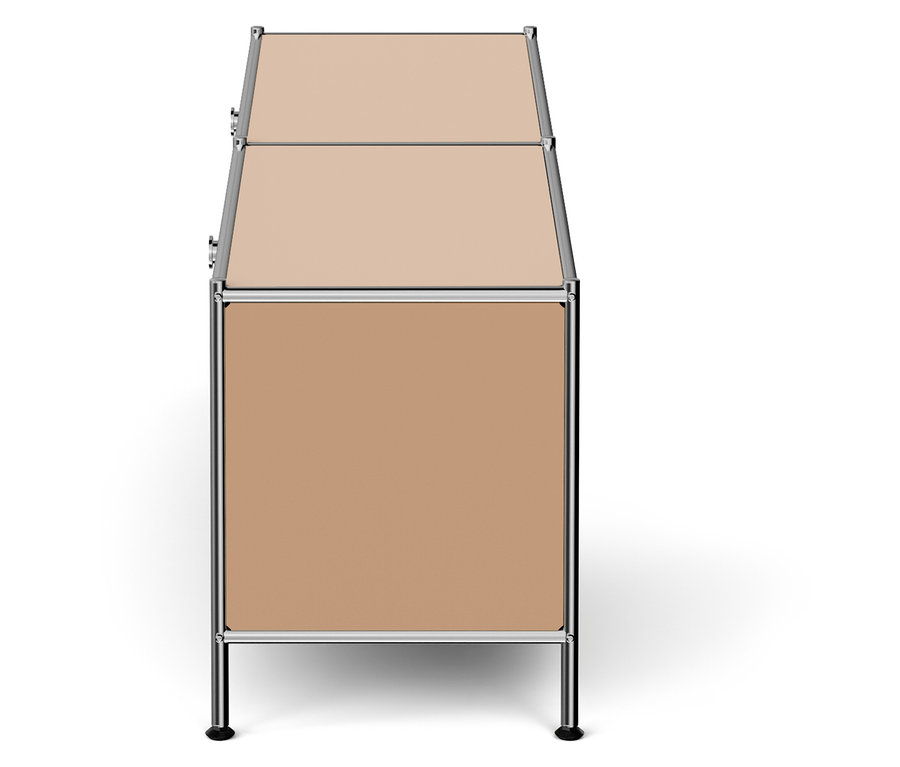 Beiger Schrank mit zwei Regalen und Chromrahmen auf weißem Hintergrund.