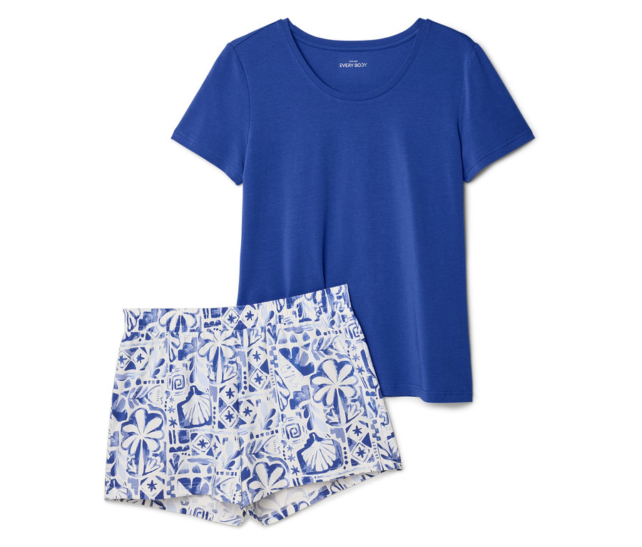 Blaues T-Shirt neben Shorts mit blau-weißem Muster.