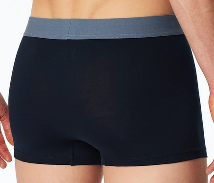 Rückenansicht einer Person, die dunkelblaue SCHIESSER Slipboxer mit grauem Bund trägt.