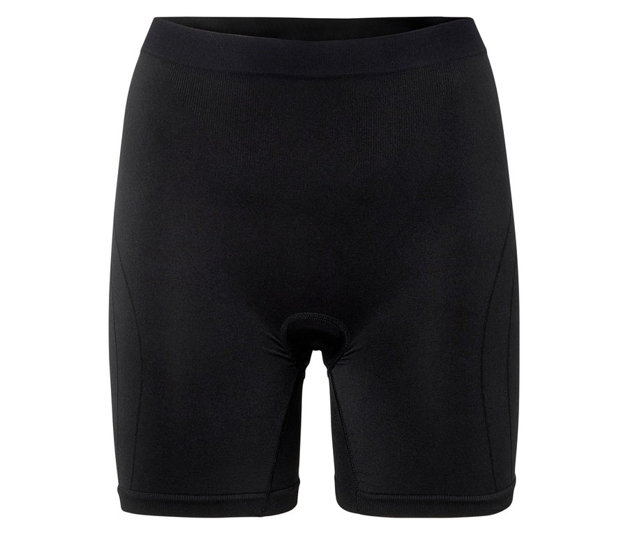 Nahaufnahme von schwarzen Radlerhosen vor weißem Hintergrund.