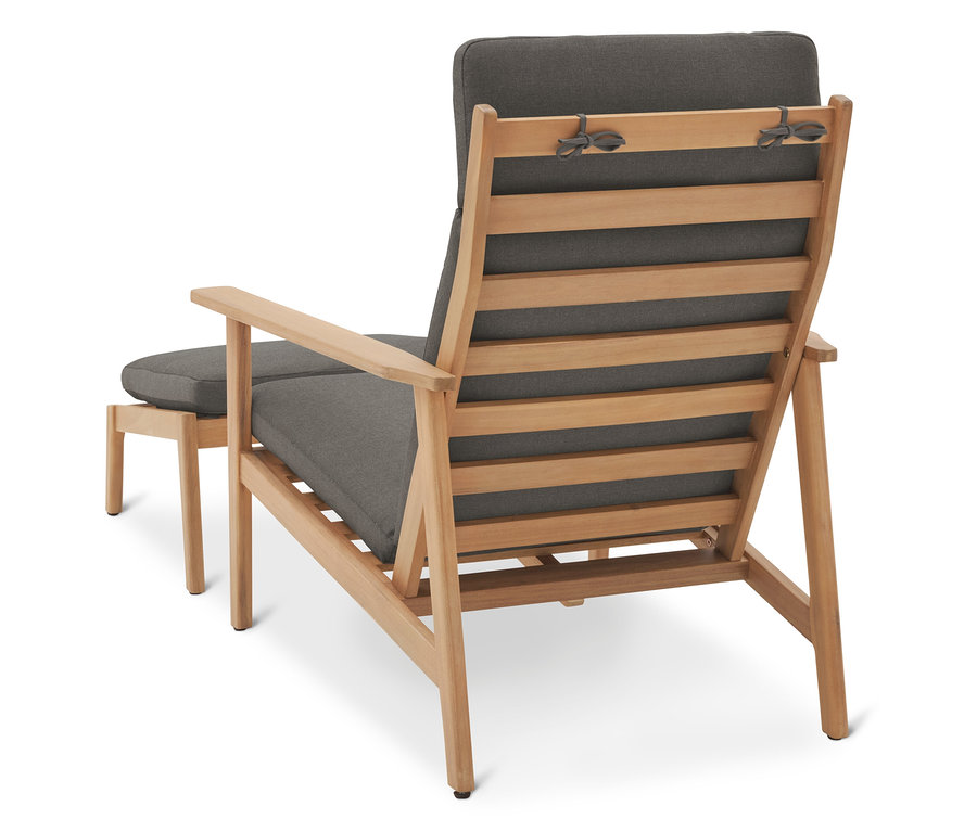 Rückansicht eines hölzernen Gartenstuhls mit grauen Polstern und einer Fußstütze.