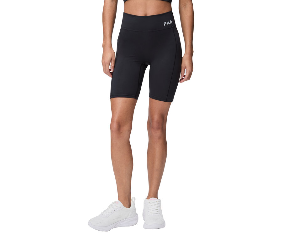 Frau trägt schwarze Fila Radlerhose und weiße Turnschuhe.
