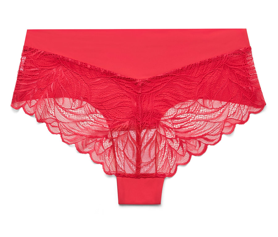 Rote, teilweise mit Spitze versehene Unterhose auf weißem Hintergrund.