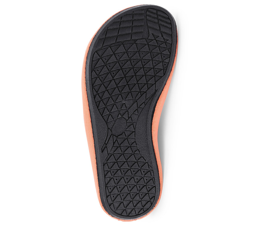 Sohle eines orangefarbenen Schuhs mit schwarzem Muster.