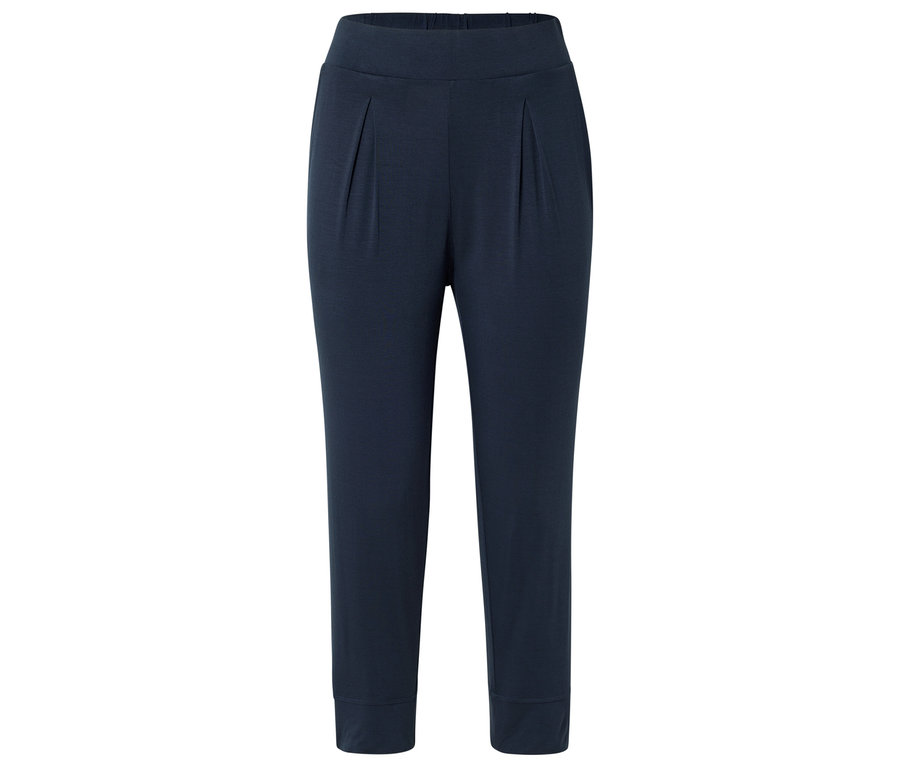 Blaue Stoffhose mit Bund und Knitterfalten auf weißem Grund.