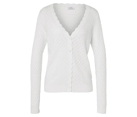 Eine weiße, gestrickte Strickjacke mit V-Ausschnitt liegt auf einem weißen Hintergrund.