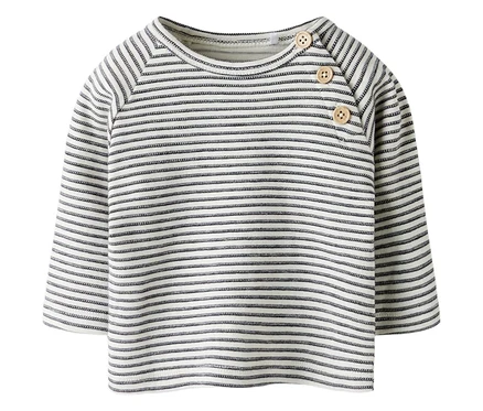 Gestreiftes Langarmshirt in Weiß mit dünnen schwarzen Querstreifen und drei Holzknöpfen an der linken Schulter.
