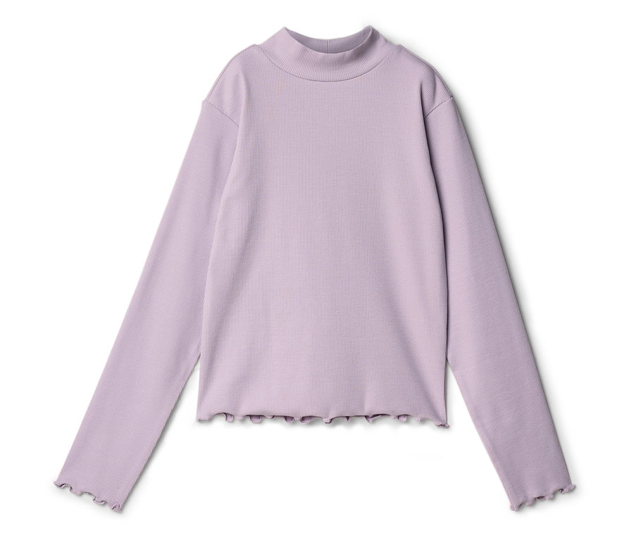 Ein lila, geripptes Langarmshirt mit Stehkragen und gewelltem Saum liegt auf einem weißen Hintergrund.
