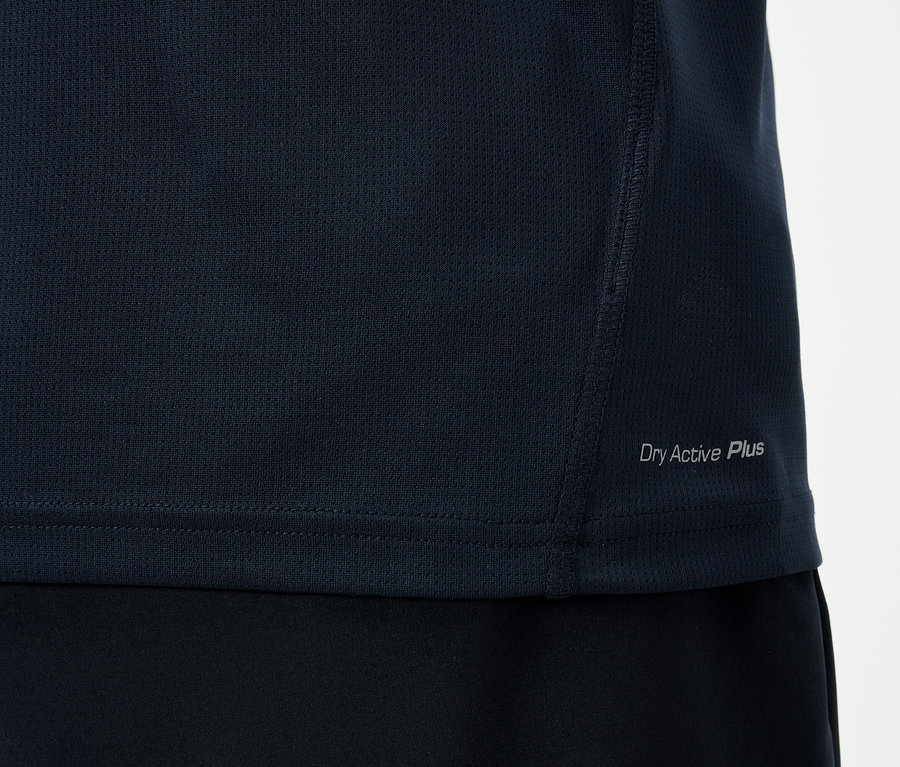Detailansicht eines marineblauen Dry Active Plus Sportoberteils.