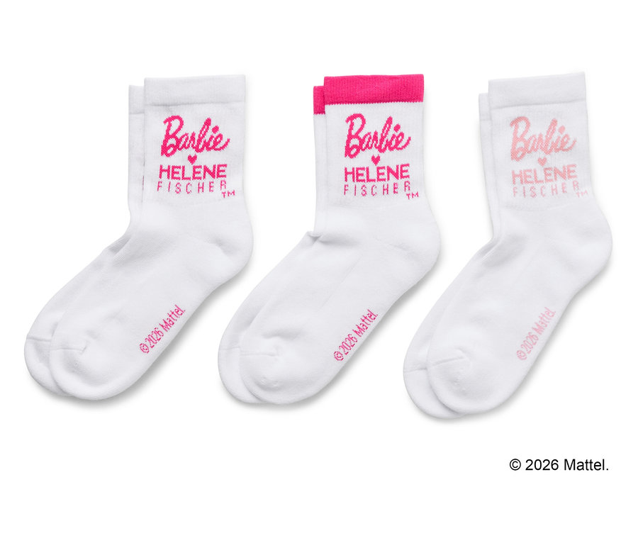 Drei weiße Socken liegen nebeneinander. Auf jede Socke ist der Schriftzug Barbie und Helene Fischer in pink gedruckt.