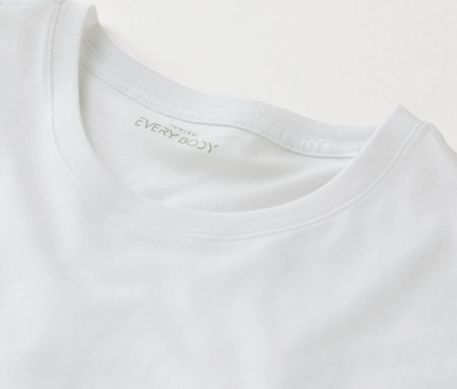 Nahaufnahme eines weißen T-Shirts mit der Aufschrift EVERY BODY.