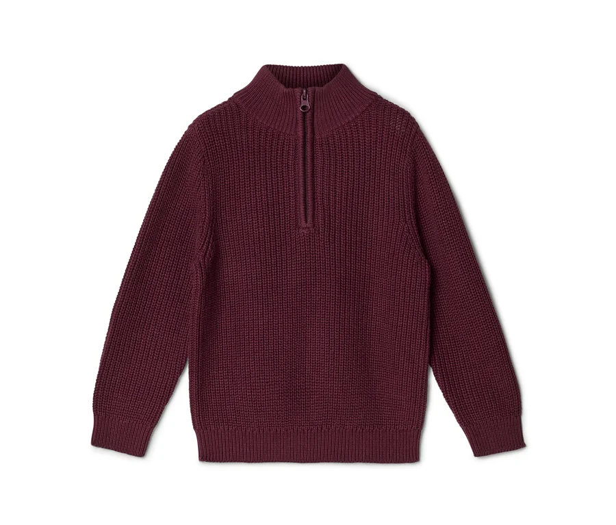 Bordeauxroter Rippstrickpullover mit Stehkragen und kurzem Reißverschluss, flach auf weißem Hintergrund liegend.