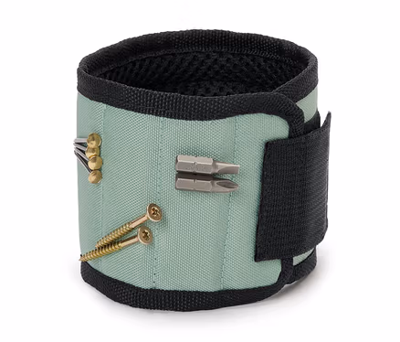 Ein grünes Magnetarmband mit Nägeln und Schrauben.