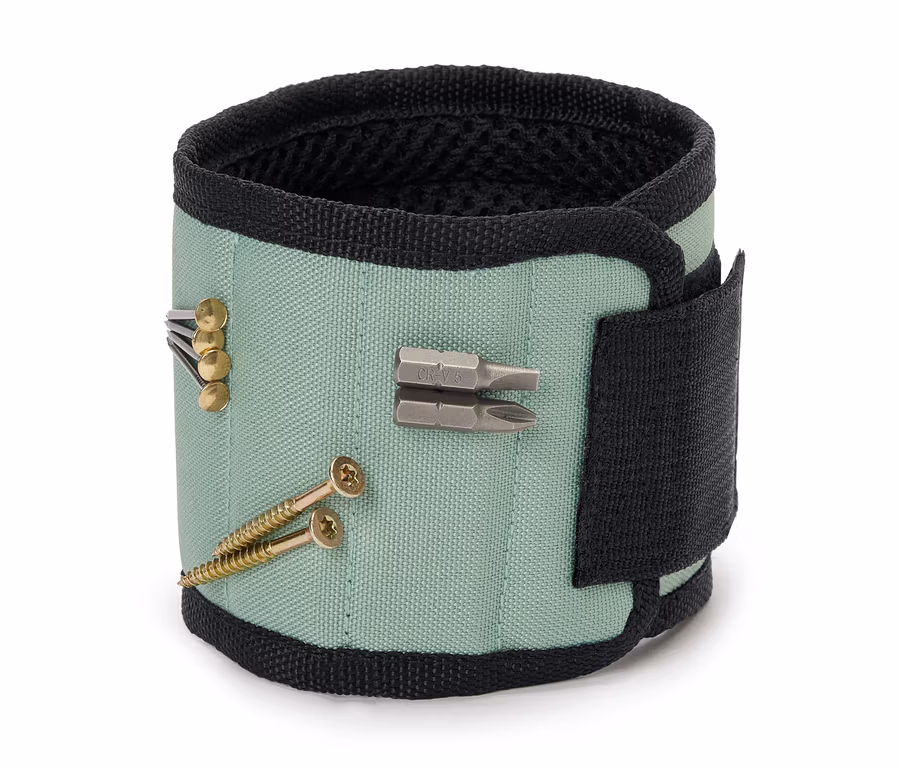 Ein grünes Magnetarmband mit Nägeln und Schrauben.
