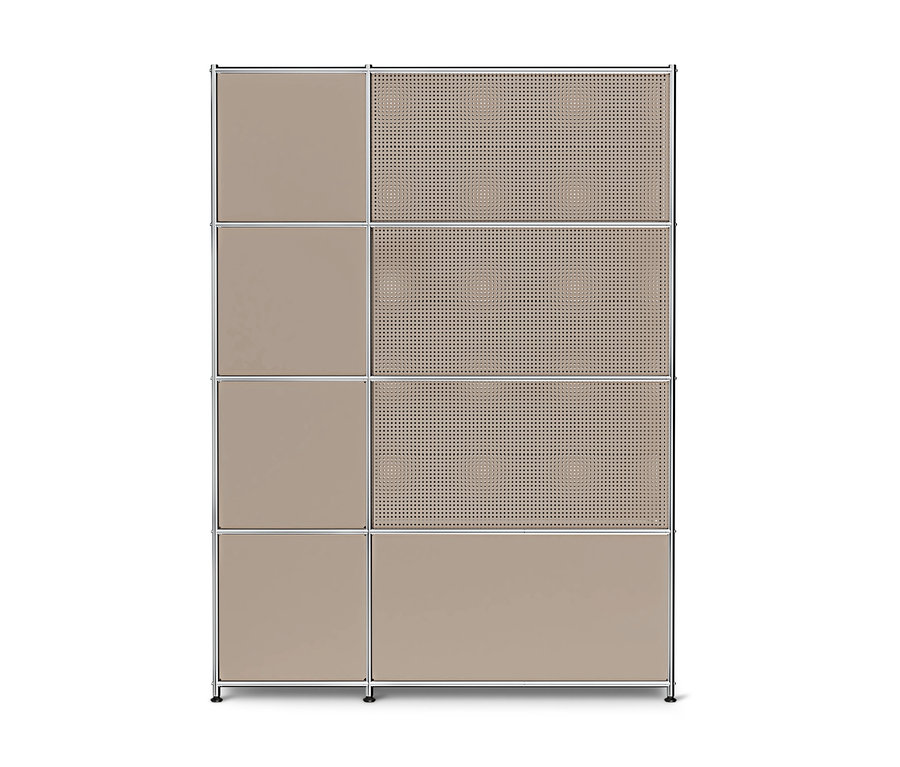 Modulares Aufbewahrungsmöbel mit verchromtem Metallrahmen und beigefarbenen Paneelen. Die Einheit hat zwei Spalten und fünf Reihen. Die linke Spalte besteht aus vier massiven quadratischen Paneelen. Die rechte Spalte hat drei perforierte rechteckige Paneele mit einem kreisförmigen Muster in den oberen drei Reihen und ein massives rechteckiges Paneel in den unteren zwei Reihen.