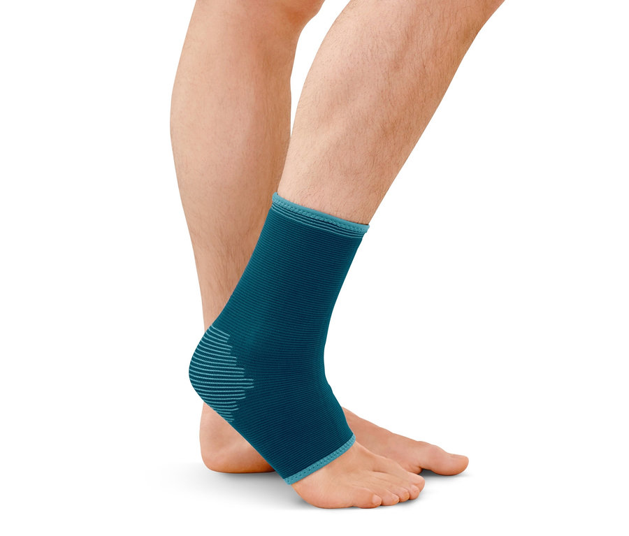 Mann trägt eine blaue Fußgelenkbandage.