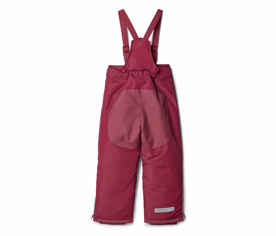 Eine burgunderrote, gefütterte Hose mit Hosenträgern liegt vor einem weißen Hintergrund.