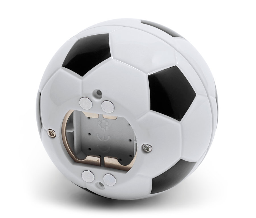 Ein Fußball-Flaschenöffner liegt auf einer weißen Oberfläche.