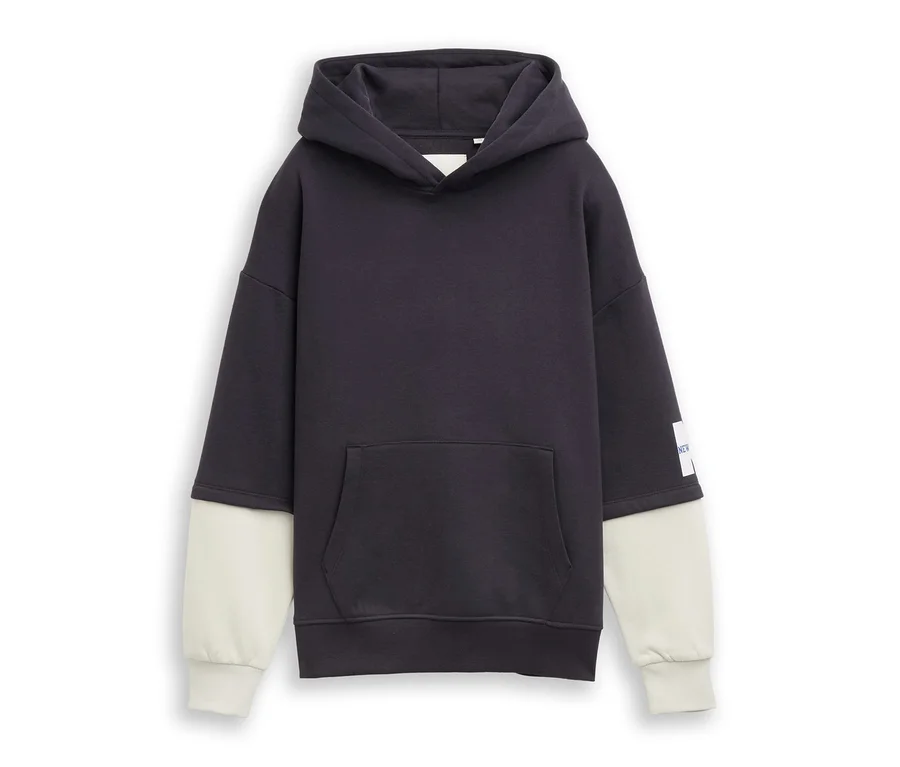 Dunkelgrauer Hoodie mit Kapuze, Kängurutasche und cremefarbenen Unterärmeln.